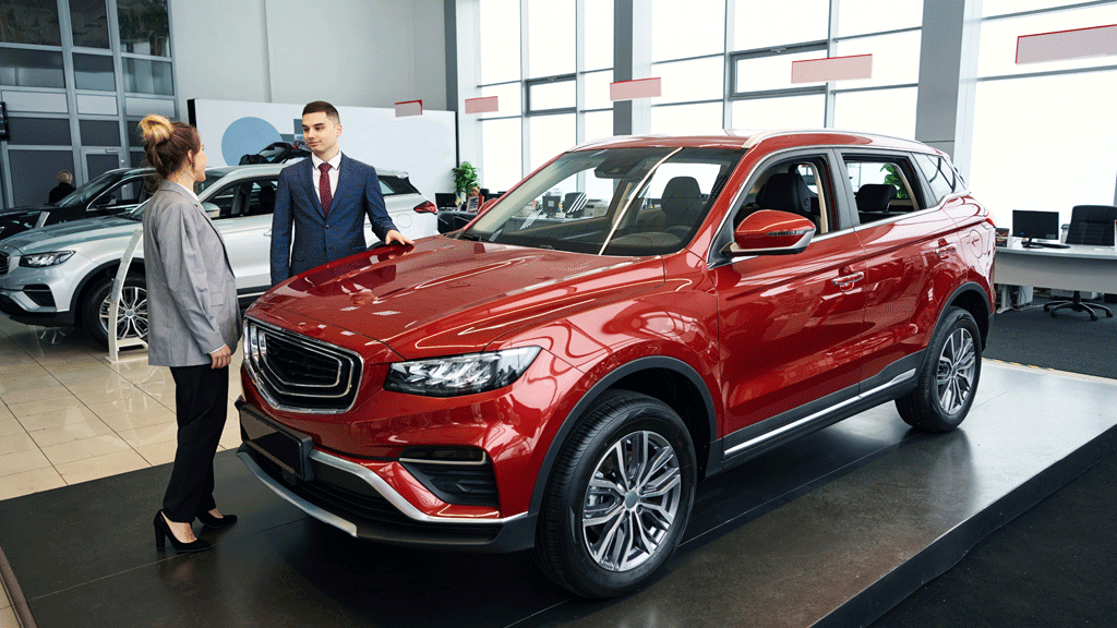 Technicien inspectant un véhicule de prestige dans un atelier spécialisé